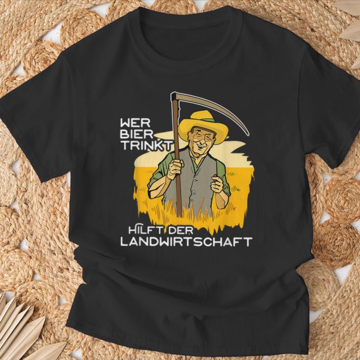 Wer Bier Trinkt Hilft Der Agriculture Für Bierliebt Who T-Shirt Geschenke für alte Männer