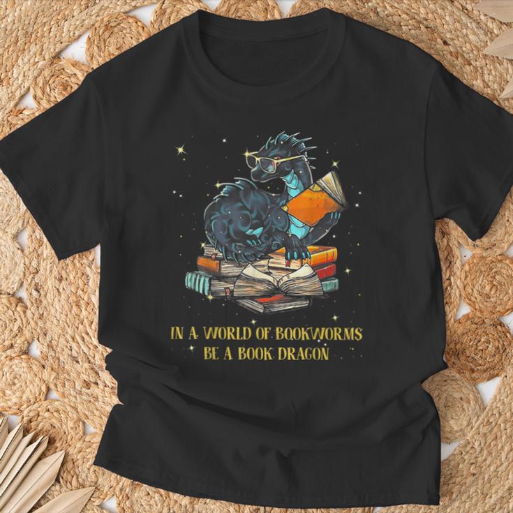 In A World Full Of Bookworms Be A Book Dragon T-Shirt Geschenke für alte Männer