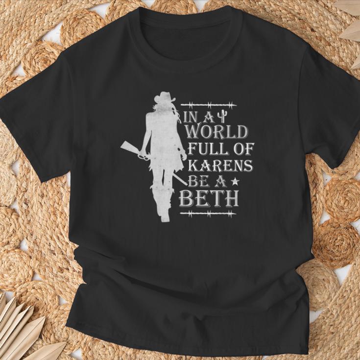 In A World Full Of Karens Be A Beth T-Shirt Geschenke für alte Männer