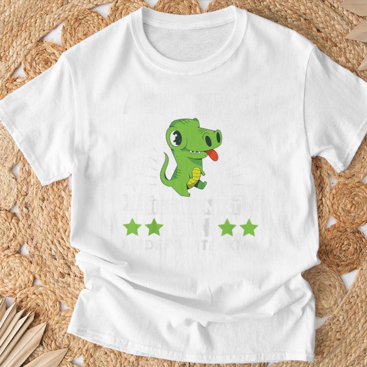 Children's Dino Achtung Hier Kommt Ein Kindergartenkind Kindergarten Kindergarten T-Shirt Geschenke für alte Männer