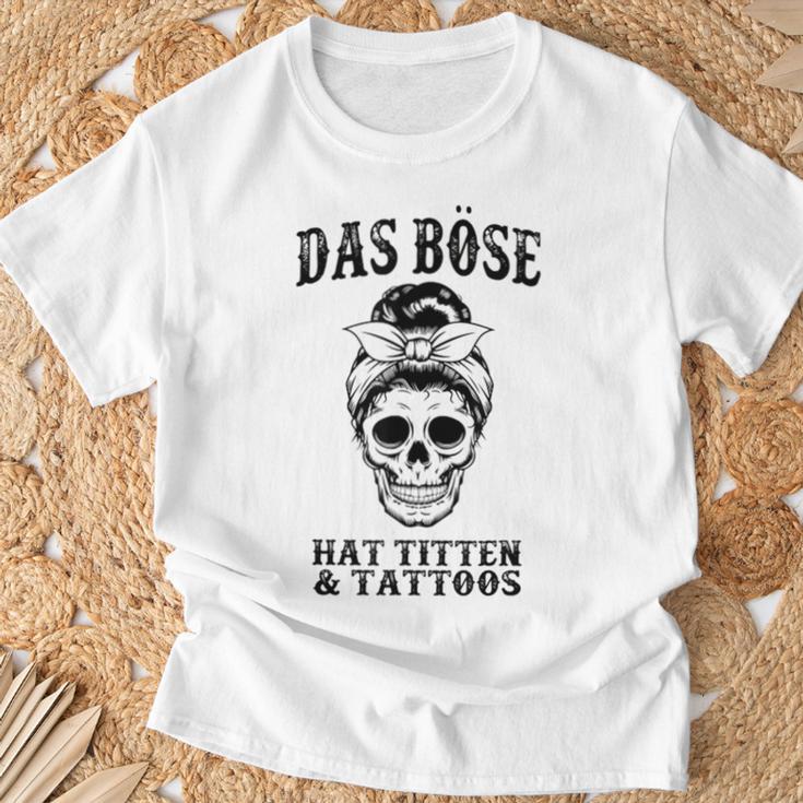 Das Böse Has Titten And Tattoos T-Shirt Geschenke für alte Männer