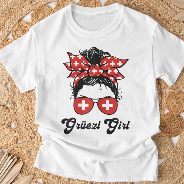 Grüezi Girls' Switzerland Flag Messy Bun Switzerland Women's Blue T-Shirt Geschenke für alte Männer