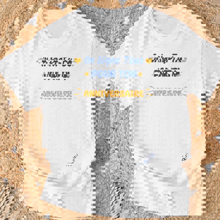 On Signe Tous Pour Ton Anniversaire Idée Souvenir Anniv T-Shirt Cadeaux pour les vieillards