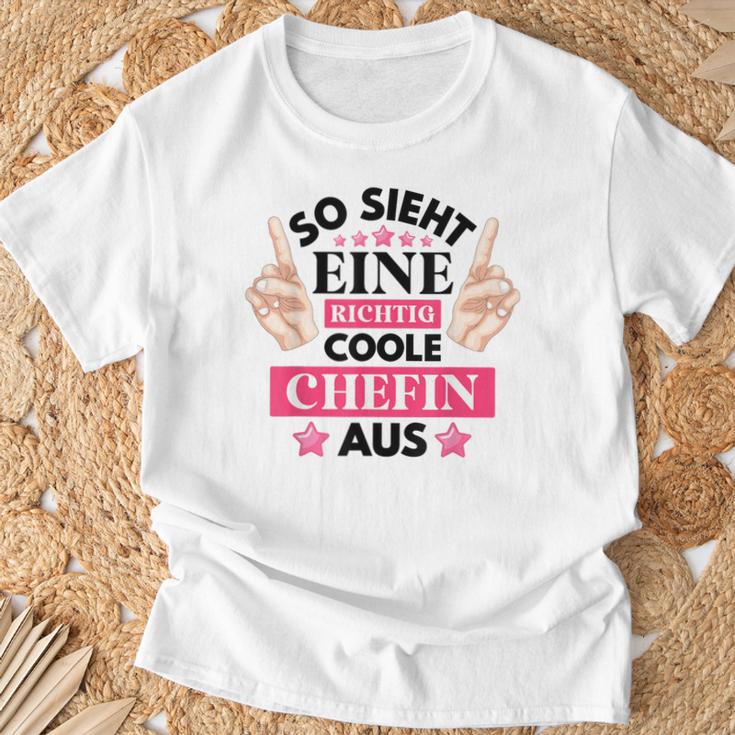 So Ssieht Eine Coole Chefin Aus T-Shirt Geschenke für alte Männer