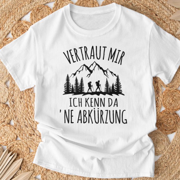 Trust Me Ich Kenn Da 'Ne Abkürzung Hiking Mountain Gray T-Shirt Geschenke für alte Männer