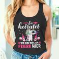 Sie Heiratet Wir Sind Nur Zum Feiern Hier Team Tank Top