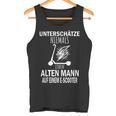 Unterschätze Niemals Einen Alten Mann Auf Einem E-Scooter Tank Top