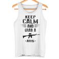 Mantén La Calma Y Agarra Un Rifle De Asalto Ar 15 Camiseta sin mangas