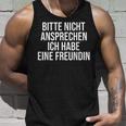 Bitte Nicht Ansprechen Ich Habe Eine Freundin Tank Top Geschenke für Ihn