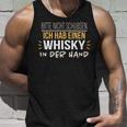 Bitte Nicht Schubsen Ich Hab Einen Whisky In Der Hand Humour German Tank Top Geschenke für Ihn