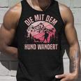 Die Mit Dem Hund Wandert Bergsteiger Berge Dog Lovers Tank Top Geschenke für Ihn