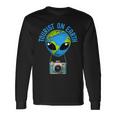 TouristDer Tourist On Earth Alien Earth Day Bevorzugt Den Tag Der Erde Langarmshirts Geschenkideen