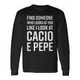 Trova Qualcuno Che Ti Guarda Come Se Guardassi Cacio E Pepe Maglietta a maniche lunghe Ideas de regalos