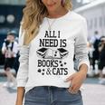 I Need Is Books And Cat Divertido Regalo Del Día Del Gato Para Nerd Camiseta de manga larga Regalos para ella
