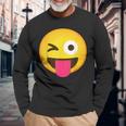Emoticon Strizzando Iliso Con La Lingua Bloccata E L'occhio Ammiccante Maglietta a maniche lunghe Regalos para ancianos