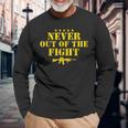 Never Out Of The Fight Military Sayings Citazione Regalo Americano Maglietta a maniche lunghe Regalos para ancianos