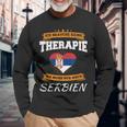 Ich Brauche Keine Therapie Ich Muss Nur Nach Serbien Langarmshirts Geschenke für alte Männer