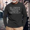 In Omnia Pericula Tasta Testicula Scherzo Aforisma Latino Maglietta a maniche lunghe Regalos para ancianos
