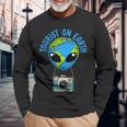 TouristDer Tourist On Earth Alien Earth Day Bevorzugt Den Tag Der Erde Langarmshirts Geschenke für alte Männer