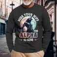 Verstecken Deine Frau Der Alpha Ist Da Alpha Wolf Meme Cringe Langarmshirts Geschenke für alte Männer