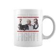 Bomba De Puño De Donald Trump Luchamos Contra La Bandera Estadounidense Trump 2024 Manga Larga Taza de café