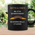 Donna Sotto Il Pontos Ma Stai Scherzando Io Dormo Nella Stazione Con Collo A Tazze Ideas de regalos