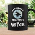 En Un Mundo Lleno De Princesas Sé Una Bruja Cuello Taza de café Ideas de regalos