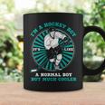 Hockey Sobre Hielo Soy Un Niño De Hockey Como Un Niño Normal Pero Mucho Más Fresco Taza de café Ideas de regalos