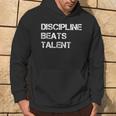 Discipline Beats Talent Kapuzenpullover Lebensstil