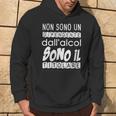 Donna Non Sono Un Dipendente Dall'alcol Sono Il Titolare Con Collo A Felpa con cappuccio Estilo de vida