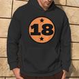 Numero 18 Diciotto Sport Arancione Nero Età Compleanno Retro Felpa con cappuccio Estilo de vida