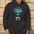 TouristDer Tourist On Earth Alien Earth Day Bevorzugt Den Tag Der Erde Kapuzenpullover Lebensstil