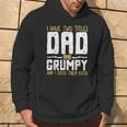 I Have Two 2 Titles Dad And Grumpy And I Rock Them Both Felpa con cappuccio Estilo de vida