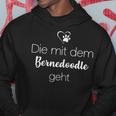 Die Mit Dem Bernedoodle Geht Kapuzenpullover Lustige Geschenke