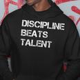 Discipline Beats Talent Kapuzenpullover Lustige Geschenke