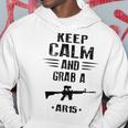 Mantén La Calma Y Agarra Un Rifle De Asalto Ar 15 Sudadera Regalos divertidos