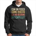 Con Un Fisico Come Questo Chi Ha Bisogno Dei Capelli Pelato Felpa con cappuccio