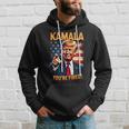 Kamala Du Bist Gefeuert Lustiger Präsident Trump Lacht Über Kamala Kapuzenpullover Geschenke für Ihn