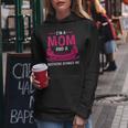 Donna Sono Una Mamma E Neurologo Niente Mi Spaventa Divertente Neurologia Con Collo A Felpa con cappuccio da donna Regalos divertidos