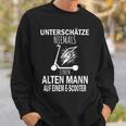 Unterschätze Niemals Einen Alten Mann Auf Einem E-Scooter Sweatshirt Geschenke für Ihn