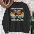 Ich Arbeite Gut Unter Druck I Work Well Under Pressure Sweatshirt Geschenke für alte Frauen