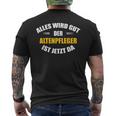 Alles Wird Gut Der Altenpflegeger Ist Jetzt Da S T-Shirt mit Rückendruck