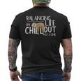 Balancing Life One Chill Out At A Time Bradipo Pigro T-shirt da uomo con stampa posteriore