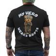 Donna L'orso Carino Indossa Unestito Militare Il Mio Eroe Indossa Stivali Carini Con Collo A T-shirt da uomo con stampa posteriore