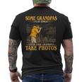 Herren Coole Opas Nehmen Sie Fotos Goldener Eleganter Stil T-Shirt mit Rückendruck