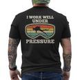 Ich Arbeite Gut Unter Druck I Work Well Under Pressure T-Shirt mit Rückendruck