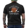 Ich Muss Gar Nix Ich Muss Nur Nach Namibia T-Shirt mit Rückendruck