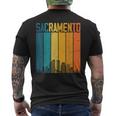 Sacramento Usa Retròintage Tramonto Skyline Sacramento T-shirt da uomo con stampa posteriore