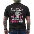 Sie Heiratet Wir Sind Nur Zum Feiern Hier Team T-Shirt mit Rückendruck