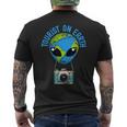 TouristDer Tourist On Earth Alien Earth Day Bevorzugt Den Tag Der Erde T-Shirt mit Rückendruck